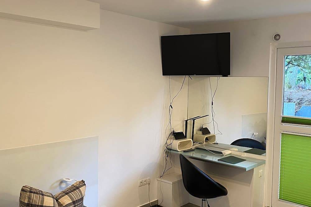 Ganze Wohnung, Studio Nr. 7, Souterrain (24qm) im grünen Spandau (13qm) in Berlin Wilhelmstadt, Berlin