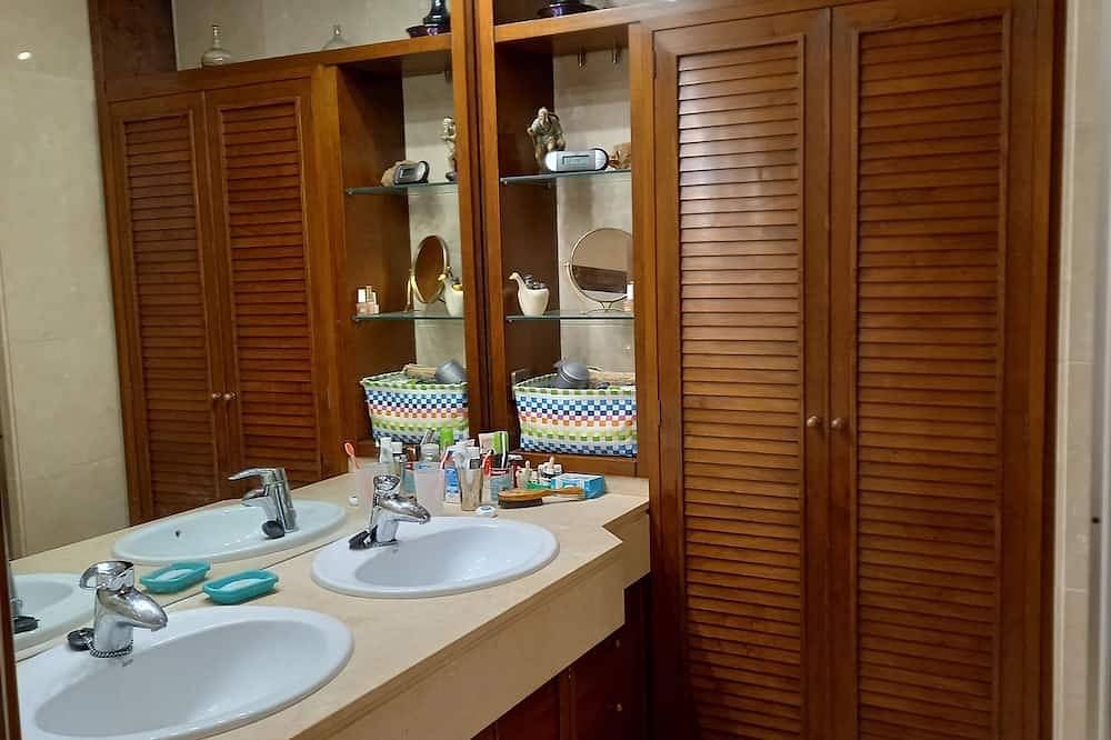 Apartamento entero, Apartment for 3 in villa, garden, pool, satellite Tv, 10 minutes walk to the beach in Altafulla, Costa Dorada