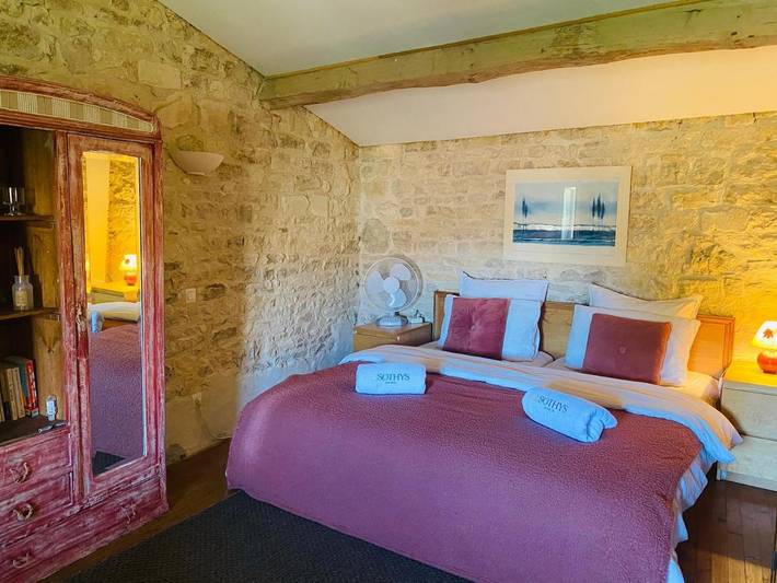 Gîte pour 4 personnes, avec terrasse ainsi que piscine et jardin à Mazeray
