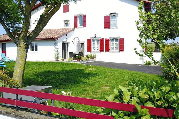 Gîte pour 5 personnes, avec jardin à Saint-Martin-d'Arberoue