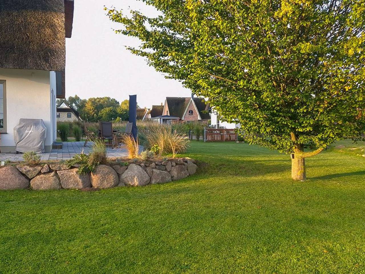Reethaus Mellnitz - Wohlfühlen unter Reet – Ihr charmantes Ferienhaus mit Sauna, Kamin und Gartenidylle in Poseritz, Stralsund Umland