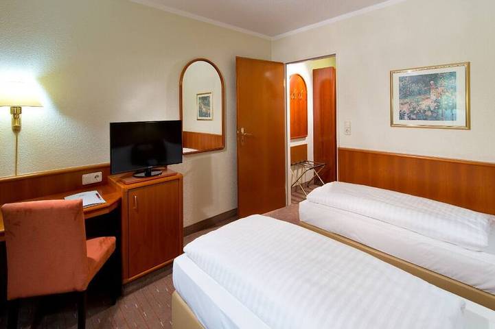 Inviting Room Near Marken Outlets & Local Landmarks - ideal for Weekend Getaway in Schwarzheide, Naturpark niederlausitzer heidelandschaft (Brandenburg)