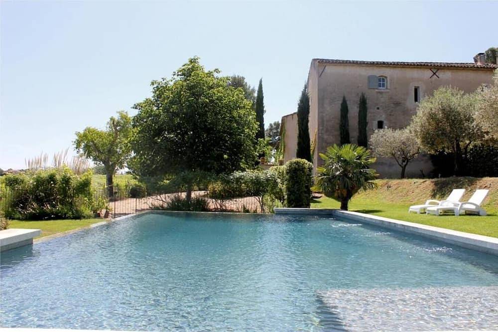 Entire apartment, Gîte Tilleul - in the Provencal farmhouse of Domaine Faverot in Maubec, Parc naturel régional du Luberon