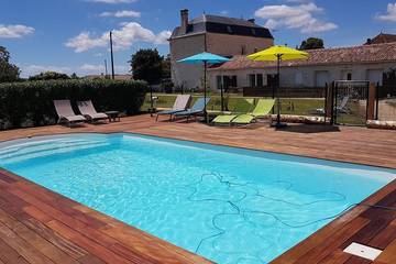 Gîte pour 6 personnes, avec jardin ainsi que piscine et terrasse dans Tanzac