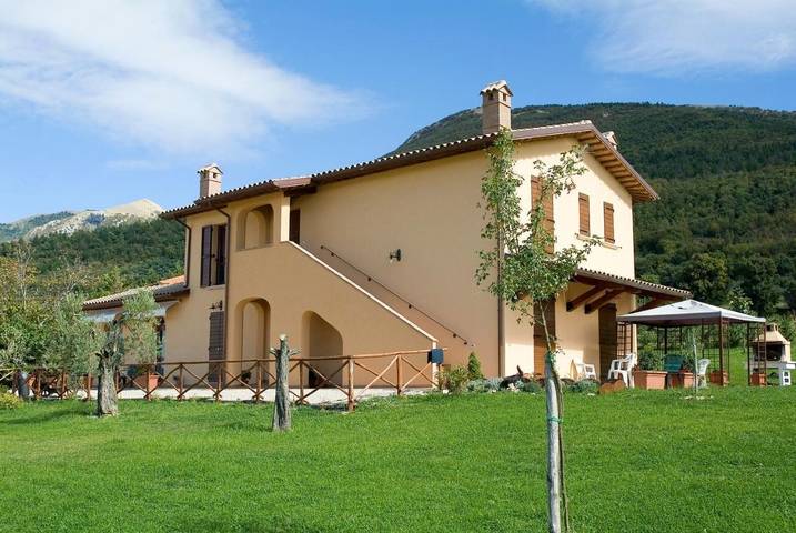 Casa vacanza per 2 persone, con Terrazza e Giardino nonché Panorama a Gualdo Tadino