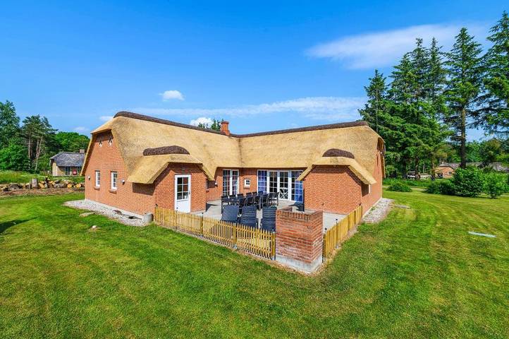 Villa für 12 Personen, mit Balkon/Terrasse und Whirlpool sowie Terrasse und Pool in Vester Husby