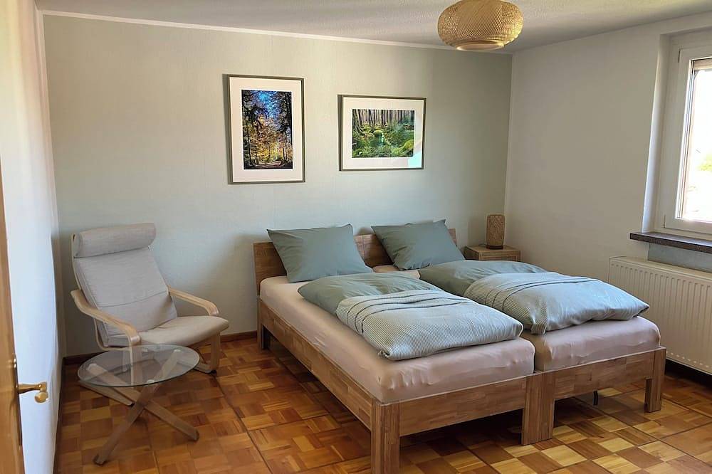 Ganze Wohnung, Gemütliche Ferienwohnung in der Rhön mit schönem Ausblick vom Balkon in Urnshausen, Wartburg und Umgebung