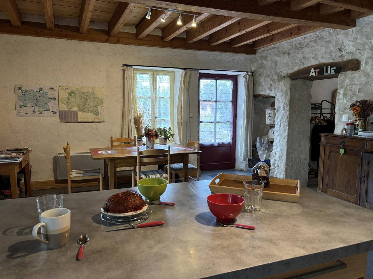 Gîte Écologique Confortable avec Jardin et Animaux Acceptés in Saint-Bonnet-de-Rochefort, Région de Vichy