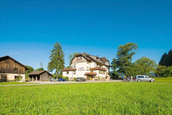 Hotel, mit Terrasse und Ausblick in Biberach