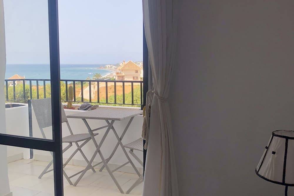 Apartamento entero, 2 Bed Apartment with outstanding sea views close to La Cala beach & town centre. in Mijas Costa, Mijas