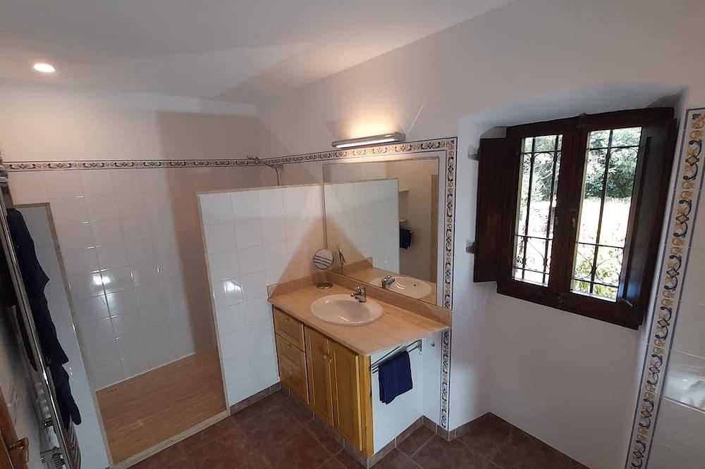 Rural tranquila, encanto de Cataluña, vistas a la piscina cerca de servicios in Batet de la Serra, Olot