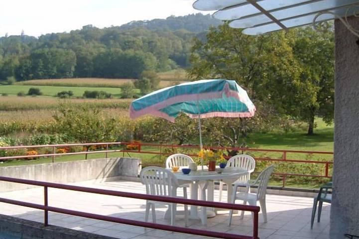 Location de vacances pour 4 personnes, avec terrasse ainsi que piscine et jardin à Mouxy - 4