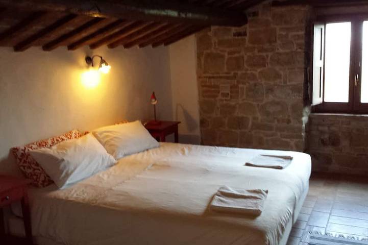 Belle ferme en pierre paisible avec piscine et belle vue in Gualdo, Province de Macerata