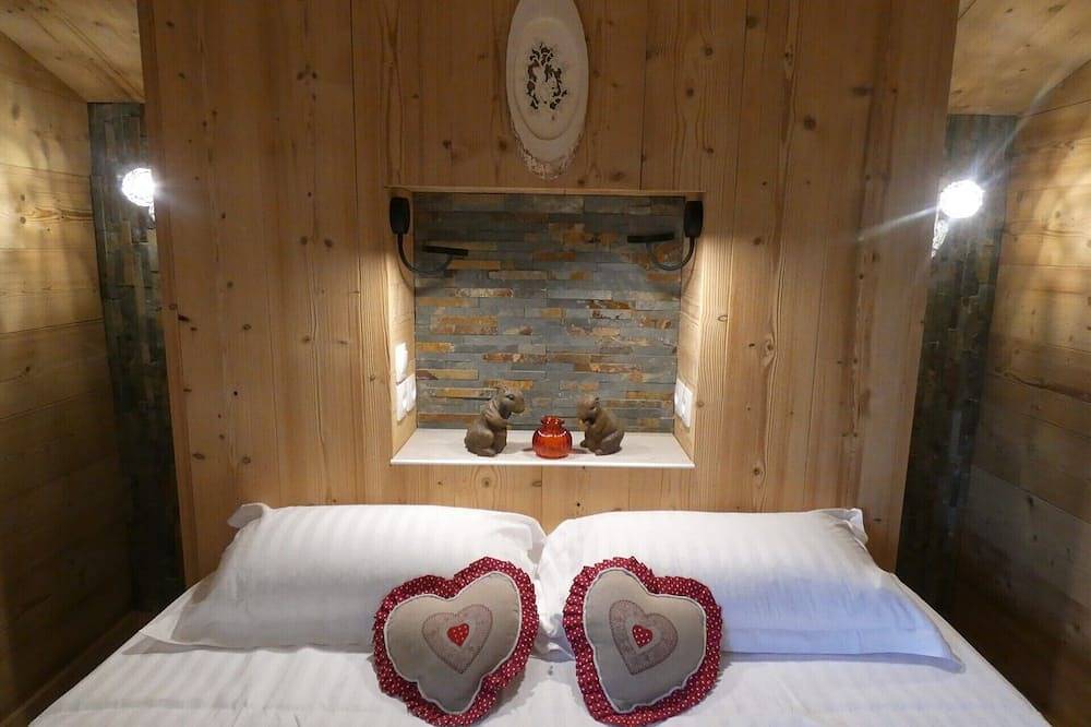 Chalet near Lake Annecy beach wifi jacuzzi private parking pets welcome in Thônes, Annecy region