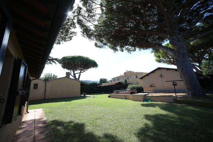 Entire apartment, Apartment 'Il Vignone - A1' with Shared Pool and Garden in Castagneto Carducci, Etruscan Coast