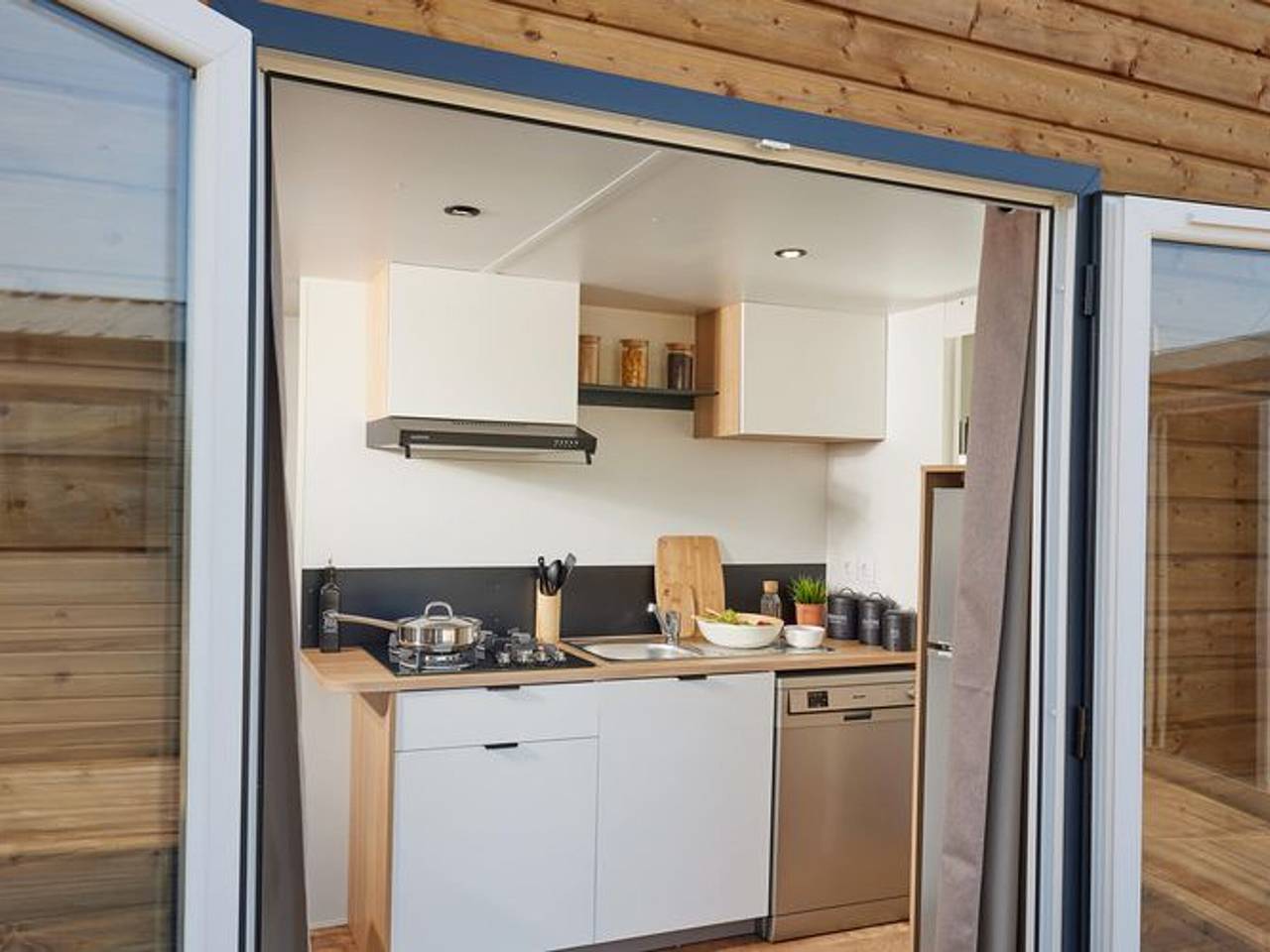 Mobil-home confortable avec 2 chambres et cuisine équipée in La Mothe-Achard, Vallée de la Loire