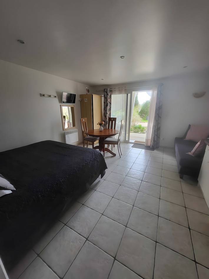 Entire studio, Studio Les Iris - Tilleul with Shared Terrace, Garden, and Wi-Fi in Monthou-sur-Cher, Sologne