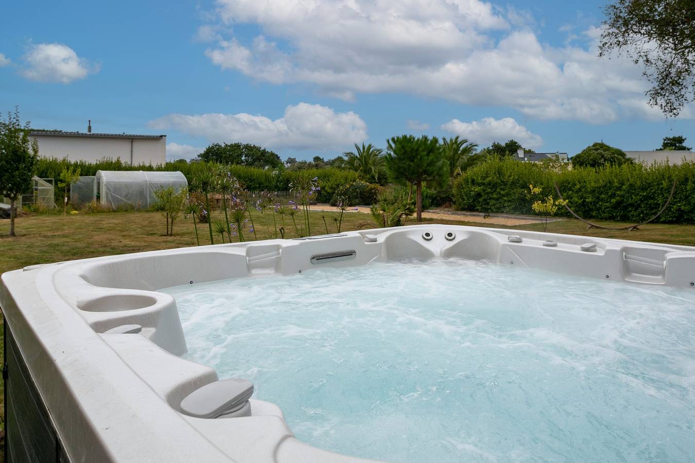 Chalet 'An Ti Koad Spa Privatif 800m Plage' with Private Terrace, Private Garden and Wi-Fi in Trébeurden, Pink Granite Coast