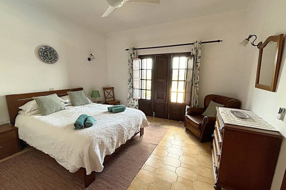 Embrace tranquillity, traditional 2 bed villa & annexe with large private pool. in São Brás de Alportel, Serra do Caldeirão