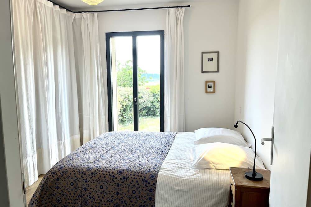 Very Pleasant House Surrounded by Vineyards in Blauzac, Région de Nîmes