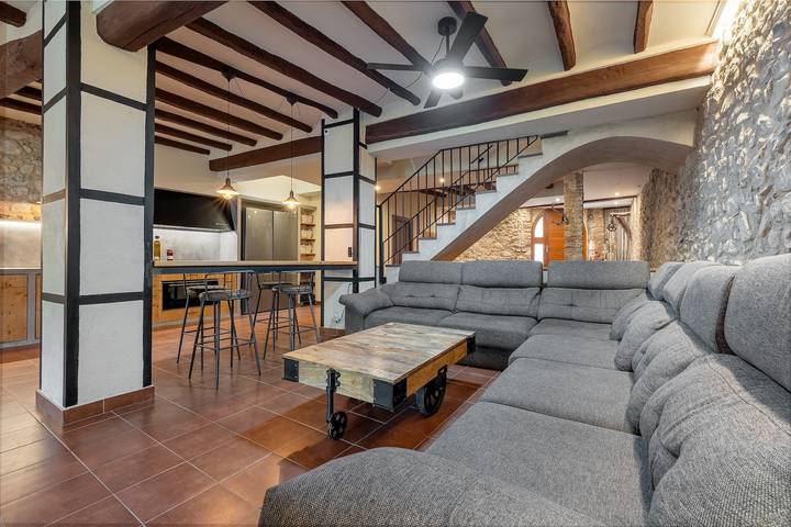 Villa für 15 Personen, mit Balkon und Whirlpool sowie Garten in Katalonien