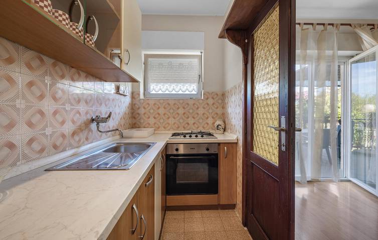 Entire holiday apartment, Cozy 2-Bedroom Apartment with Wi-Fi & Terrace, 2.5km to Beach in Sibenik, Šibenik-Knin