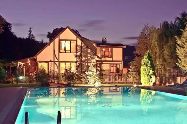 Villa für 13 Personen, mit Seeblick und Pool sowie Ausblick und Garten, mit Haustier in der Türkei