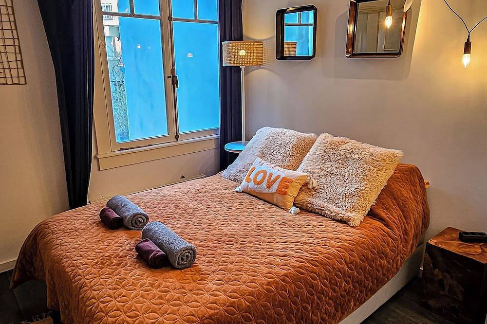 En-suite room in historic Canalhouse from 1729 in Dutch Coast
