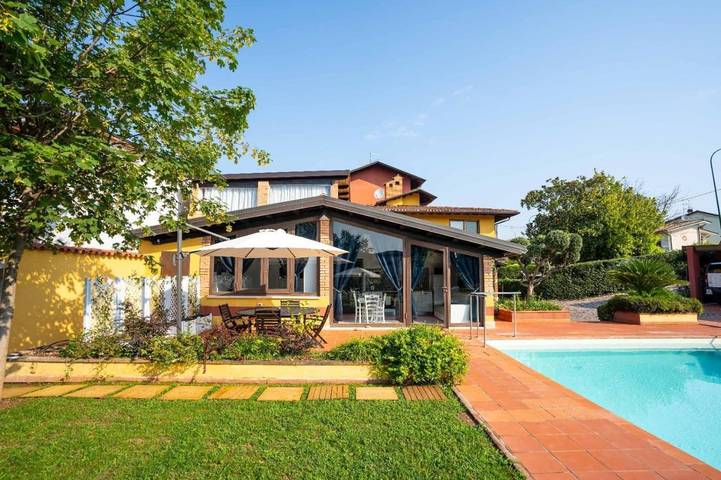 Appartamento per 4 persone, con giardino e piscina nonché panorama a Ponti sul Mincio