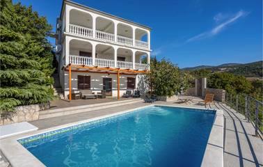 Ferienhaus für 14 Personen, mit Pool und Terrasse in Novi Vinodolski