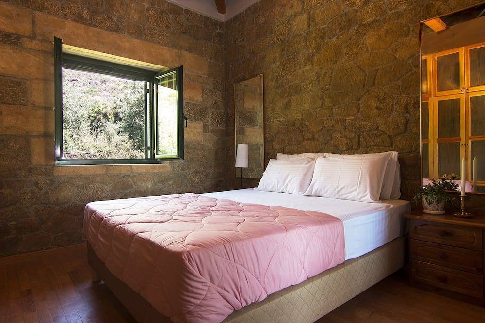 Traditioneel huisje in de rust van de olijfgaard in Stoupa, Messenia