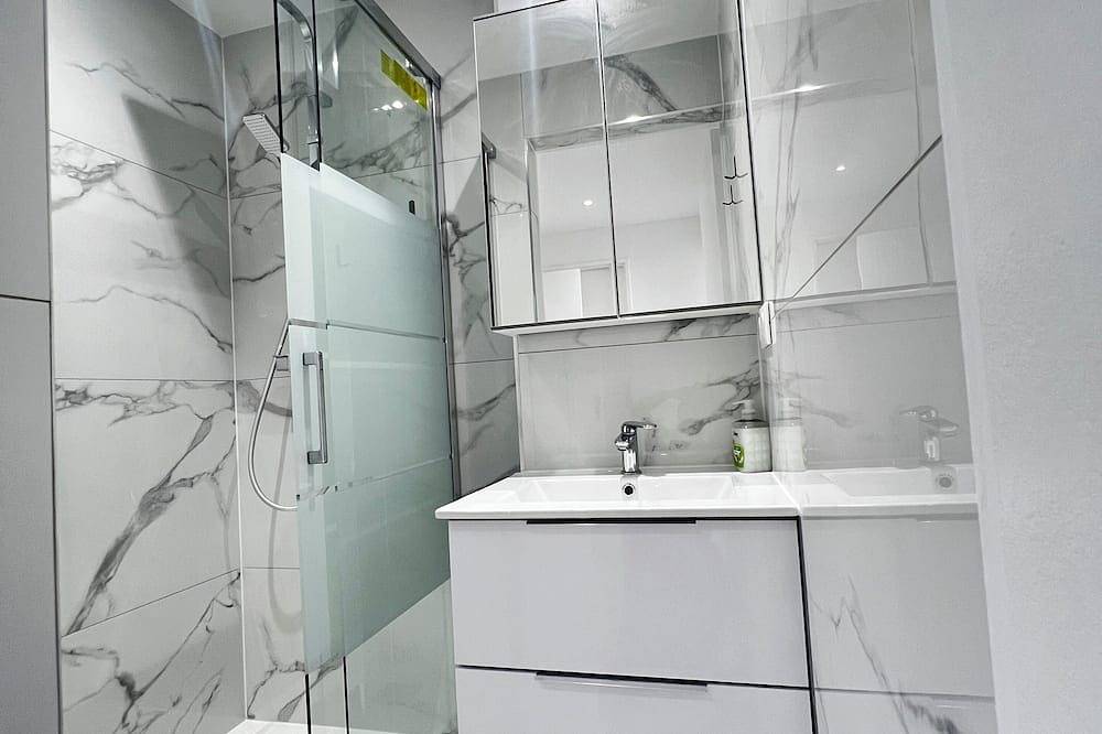 Room Only-Serene stay with Chinese family in Rosny-sous-Bois, Sena-Saint Denis