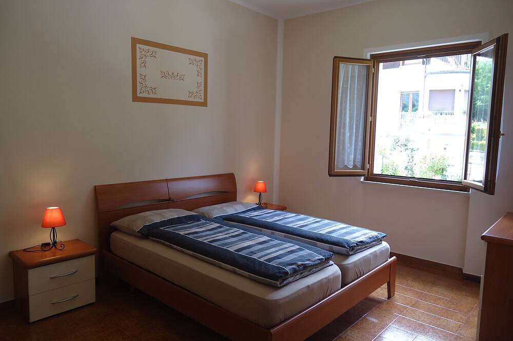Ganze Wohnung, Direkt Am Strand/See, Fewo bis 4 Pers., Pool und Garten in Idro, Gardasee-Berge