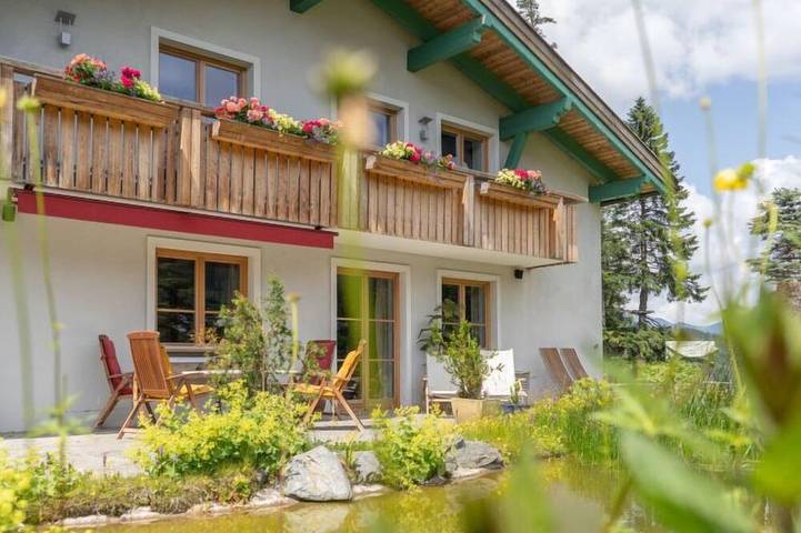 Ferienhaus für 10 Personen, mit Sauna und Pool sowie Whirlpool und Balkon, mit Haustier
