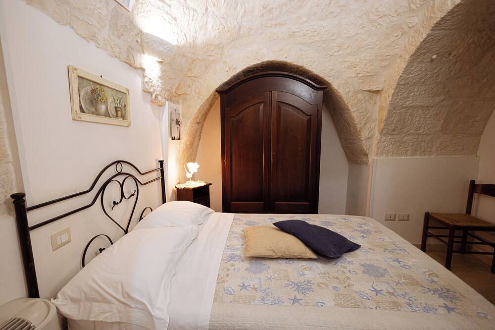 Appartement entier, 4 Family friendly Trulli with private Pool and Kids playground Martina Franca in Locorotondo, Province de Bari