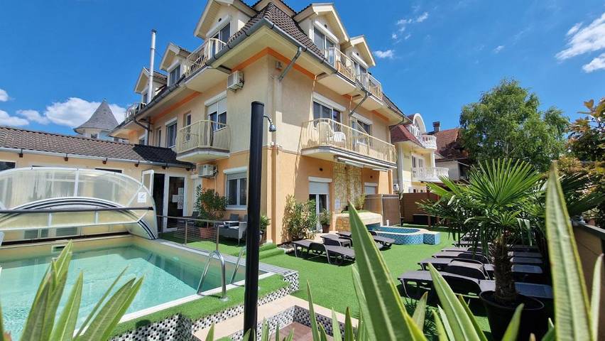 Alojamiento y desayuno para 4 personas, con vistas y vistas al lago además de jardín y piscina - 1