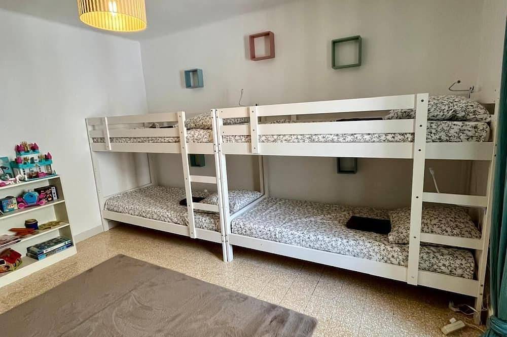 Renovated loft-style house, spacious and family-friendly, large garden 7' from the beach in La Palme, Narbonne region