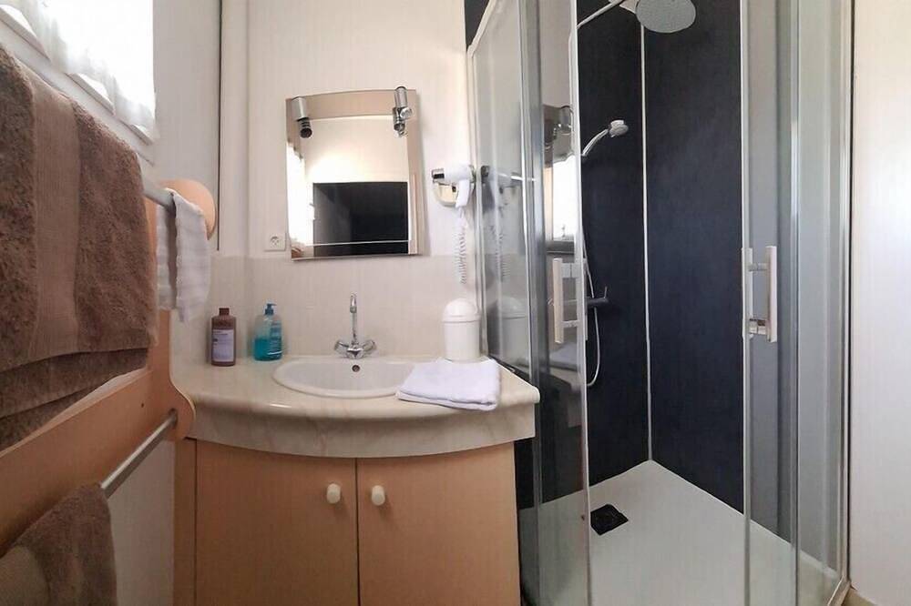 Chambre double Queen size vue sur rue in Remoncourt, Neufchâteau