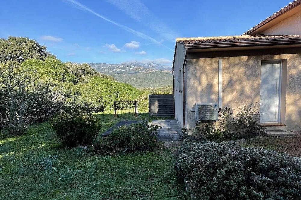 Appartement entier, Studio Figari, au calme avec magnifique vue sur la montagne et les vignes. in Figari, Arrondissement de Sartène