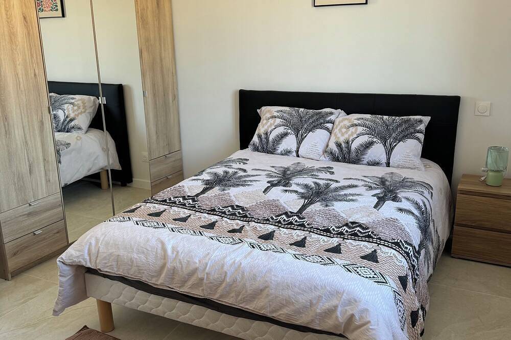 Large luxury villa with swimming pool in Violès, Vaucluse