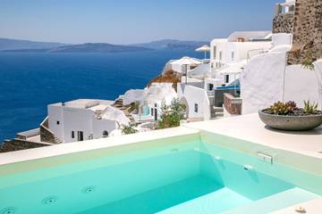 Location de vacances pour 4 personnes, avec jacuzzi et balcon à Oia