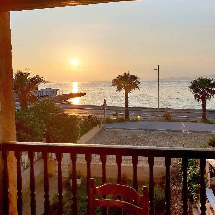 Appartement entier, Studio les Pieds dans l'Eau in Le Brusc, Six-Fours-les-Plages