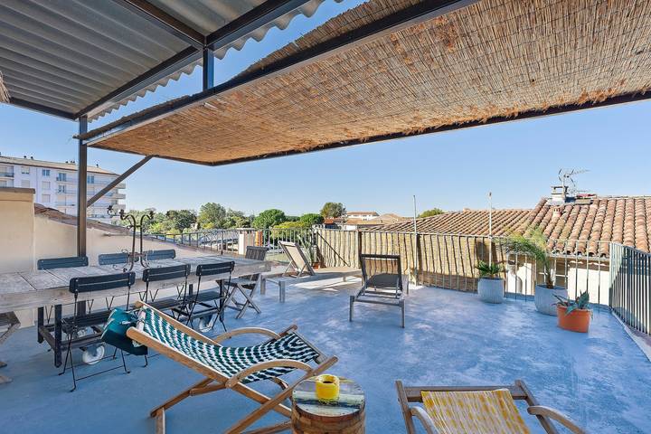 Hel lägenhet, Fully equipped apartment with shared terrace, bike storage, and Wi-Fi in Beaucaire, Nimes region
