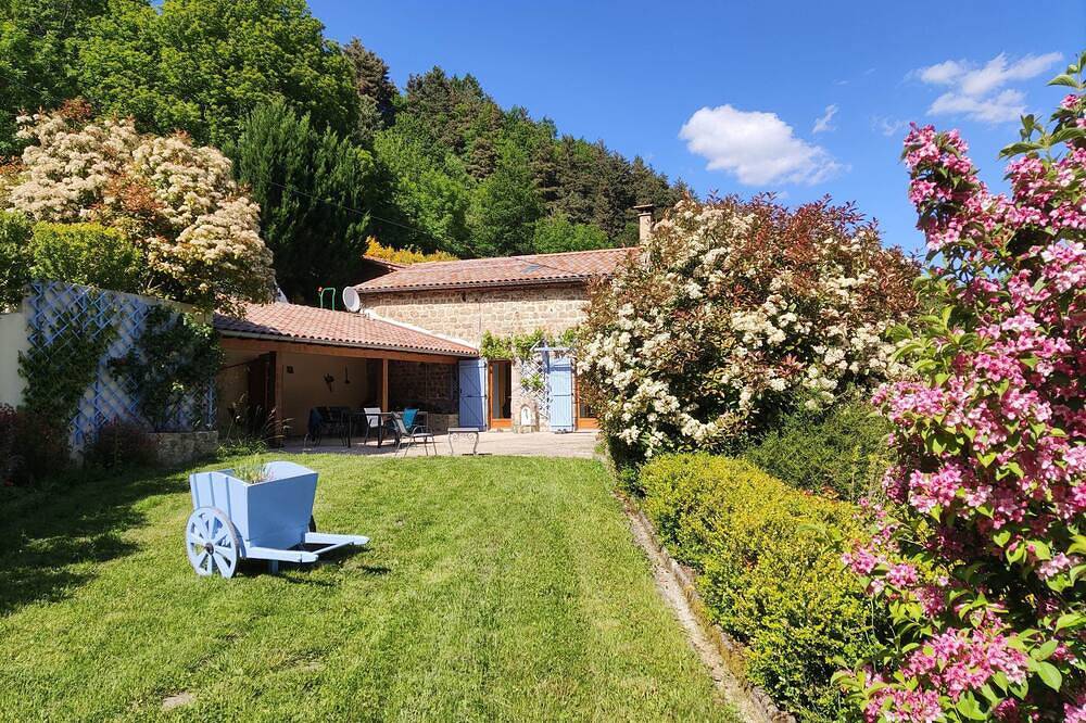 Isolated house in the Monts d'Ardèche with pizza oven, sauna, cabin, river in Saint-Prix, Parc naturel régional des Monts d'Ardèche