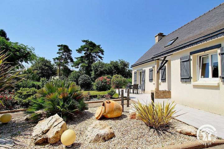 Gîte pour 8 personnes, avec Terrasse ainsi que Jardin et Vue à Marzan