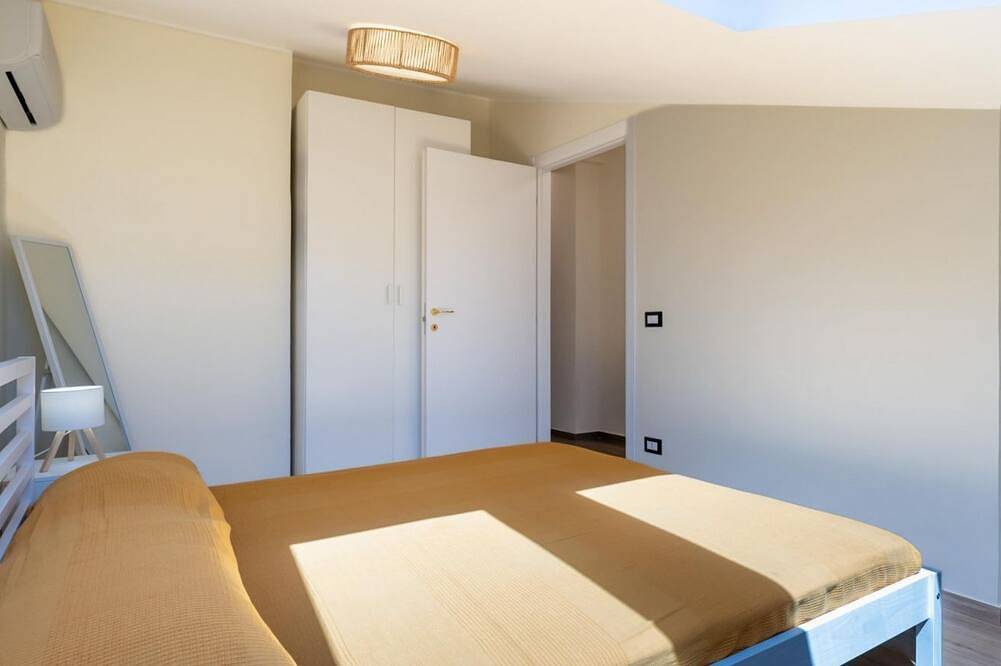 Apartamento entero, A comfortable 90 sqm apartment on two levels connected by an internal staircase, ideal for up to 6 people.The property is located in Torre Faro, one of the most picturesque towns in the Messina area, about 15 km from the center of Messina, at a point whe in Torre Faro, Mesina