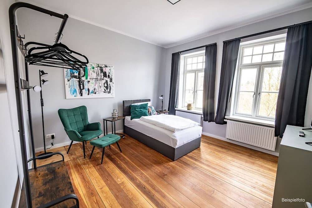 Ganze Wohnung, 6 Zimmer 5 Schlafzimmer 2 Bäder- citynah top saniert in Brunsbüttel, Nord-Ostsee-Kanal