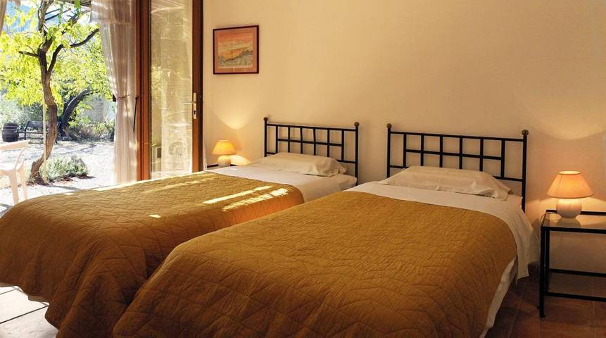 Hôtel pour 2 personnes, avec jardin et sauna ainsi que vue et piscine à Lioux - 2