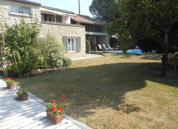 Gîte pour 15 personnes, avec piscine ainsi que terrasse et jardin, animaux acceptés - 1