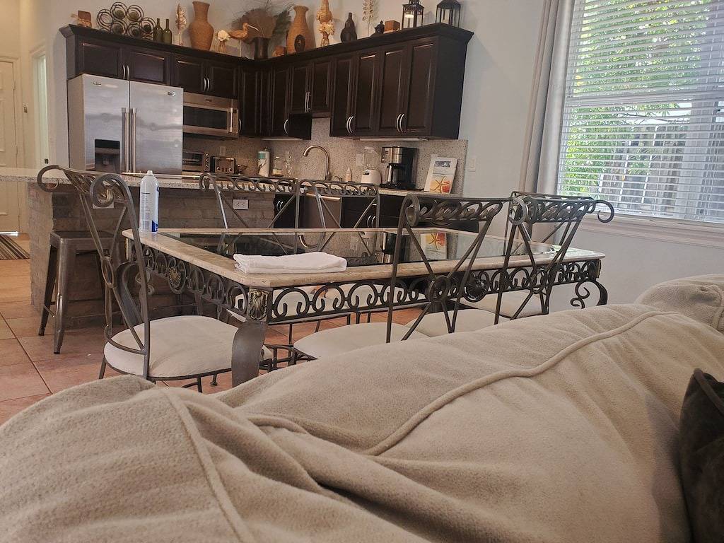 Fully Equipped 3/3 w/ hot tub 1 Mile To Beach in Lantana, Palm Beach County